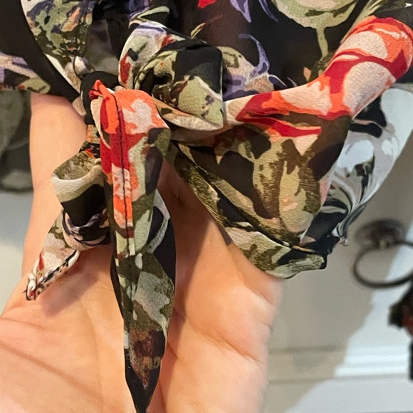 INC. v-neck blouse. Elastic at sleeves and waist that ties in a bow. Size M. - Picture 3 of 4